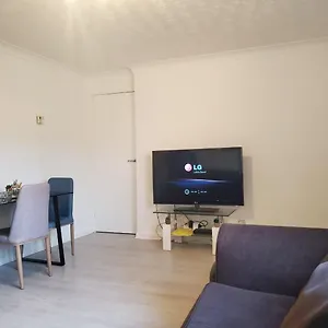2 Bedroom Flat Near Heathrow Airport Yiewsley